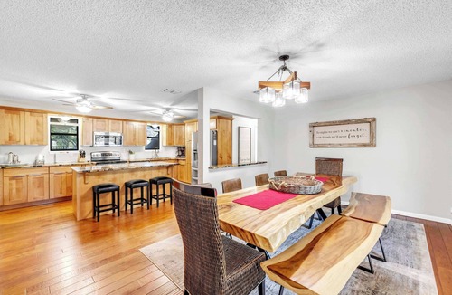 Kingsland House | Shady Grove: Lakefront house, huge yard, & kayaks