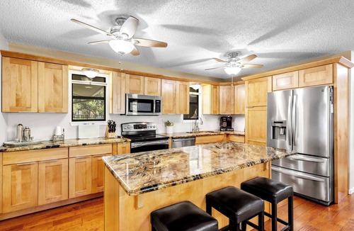 Kingsland House | Shady Grove: Lakefront house, huge yard, & kayaks