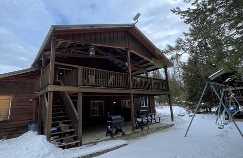 Priest River Apartment | Shady Pines Loft - 3 bedrooms with fenced yard & covered deck