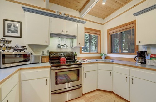 Country Club Estates Cabin | Shady Pines - Pet Friendly+Hot Tub+AC