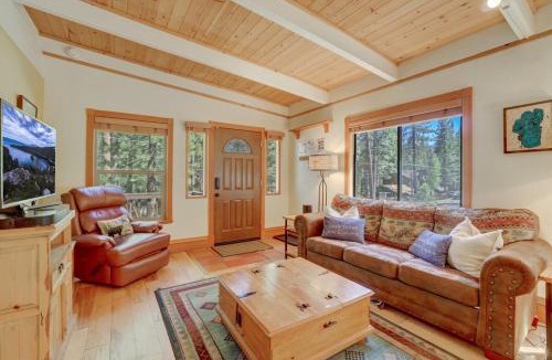 Country Club Estates House | Shady Pines Pets Hot tub