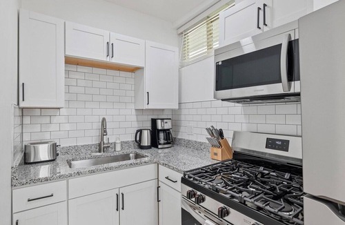 Shadyside Apartment | Shadyside/Central @2 Bright and Stylish Studio with Free Parking