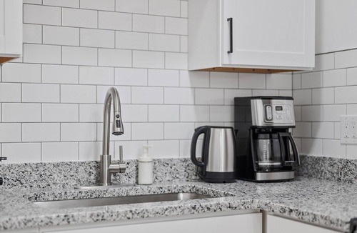 Shadyside Apartment | Shadyside/Central @2 Bright and Stylish Studio with Free Parking