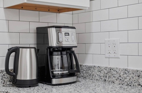 Shadyside Apartment | Shadyside/Central @2 Bright and Stylish Studio with Free Parking