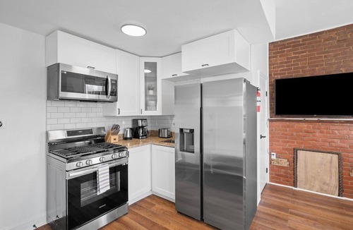 Shadyside Apartment | Shadyside/Pittsburgh, Modern & Bright 1 Bedroom with Free Parking