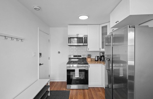 Shadyside Apartment | Shadyside/Pittsburgh, Modern & Bright 1 Bedroom with Free Parking