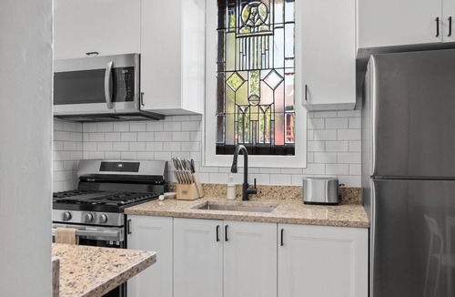 Shadyside Apartment | Shadyside/Pittsburgh, Modern & Accessible 2 Bedroom with Free Parking