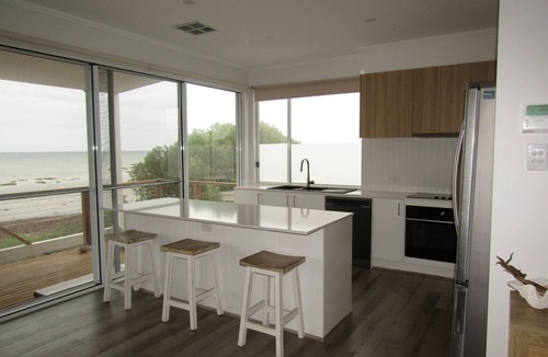 Minlacowie House | Shane's Shack - Absolute beachfront! Panoramic sea views! Free WiFi!