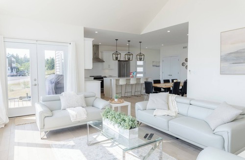 French River House | Shangri-La: Stylish PEI Waterfront Escape with Deck, Kayaks & Sunset Views