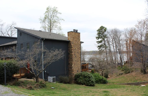 Huddleston House | Shangri La Family town home with Internet