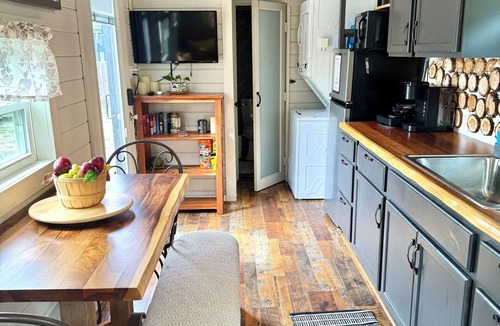 Azle House | Shangri-La Tiny Home with WiFi near Winery, Lakes, and Antique Shops!