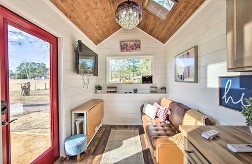 Lone Star House | Shared Dock and Lake Access Daingerfield Tiny Home