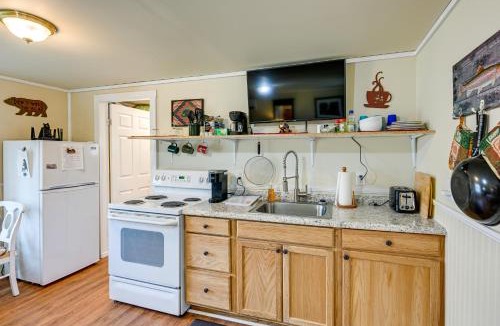 Qualla Apartment | Shared Hot Tub and Fire Pit Tranquil Whittier Gem!