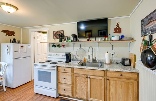 Qualla Apartment | Shared Hot Tub & Fire Pit: Tranquil Whittier Gem!