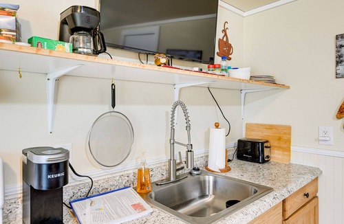 Qualla Apartment | Shared Hot Tub & Fire Pit: Tranquil Whittier Gem!
