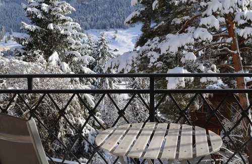 Chateau-d'Oex Apartment | Shared Indoor Heated Pool and Sauna. Private Terrace