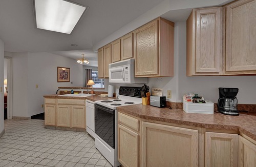 Pigeon Apartment | Shared pool & gym on Saginaw Bay