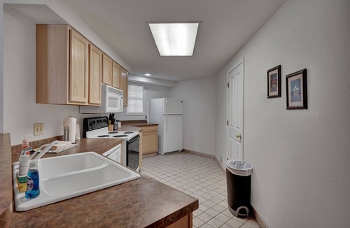 Pigeon Apartment | Shared pool & gym on Saginaw Bay