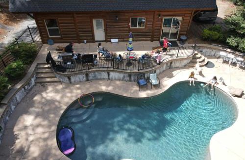 Lakehead House | Shasta Lake Luxury Log Cabin: Hot tub & Pool