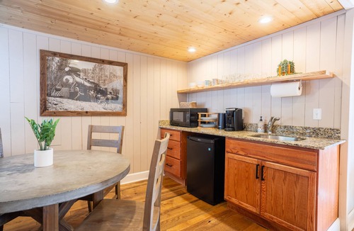 McCloud Cabin | Shasta View Lodge - Cabin 6