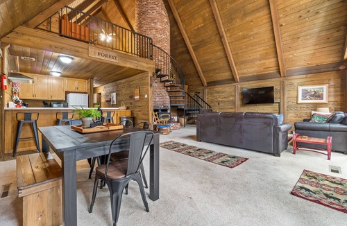 Sierra Cedars Cabin | Shaver Wood Forrest-Smokey Tree