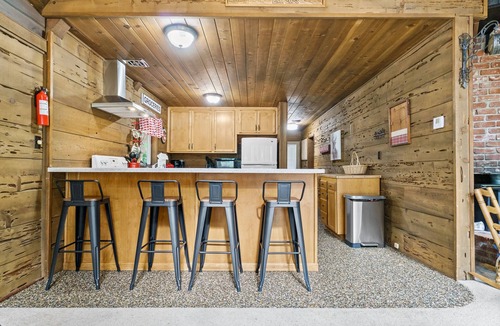 Sierra Cedars Cabin | Shaver Wood Forrest-Smokey Tree