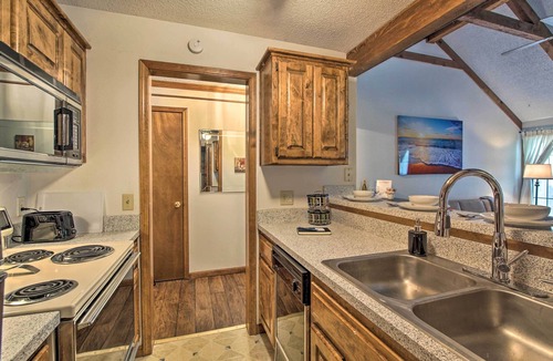 Shawnee Condo | Shawnee Condo < 10 Mi to Downtown Kansas City!