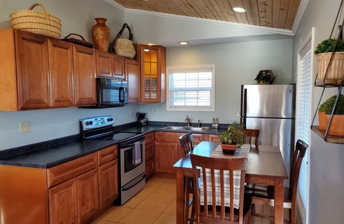 Buncombe Cabin | Shawnee National Forest Romantic Lake Cabin with Hot Tub, near Wine Trail