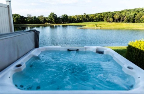 Buncombe Cabin | Shawnee National Forest Romantic Lake Cabin with Hot Tub, near Wine Trail