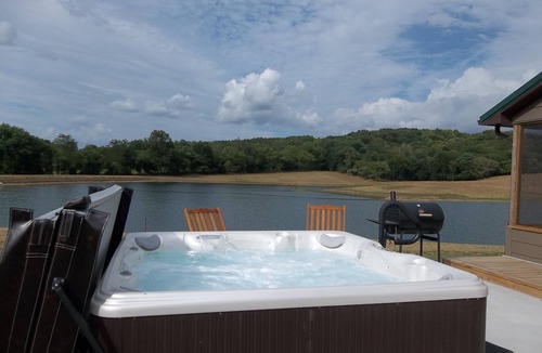 Buncombe Cabin | Shawnee Wine Trail Cabin on Lake, near Shawnee National Forest with Hot Tub.