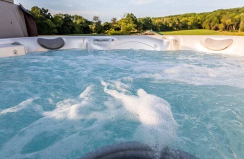 Buncombe Cabin | Shawnee Wine Trail Cabin on Lake, near Shawnee National Forest with Hot Tub.