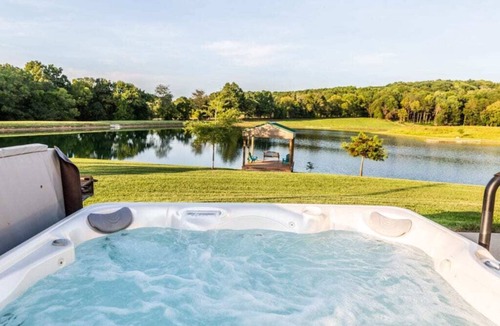 Buncombe Cabin | Shawnee Wine Trail Cabin on Lake, near Shawnee National Forest with Hot Tub.