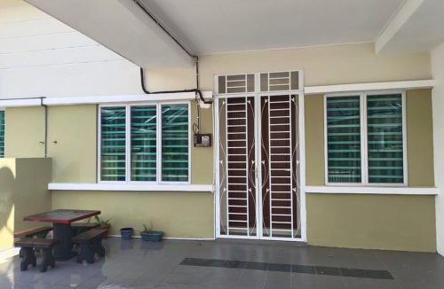 Kampung Kedai Lalat House | Shazz Homestay by Paradigma