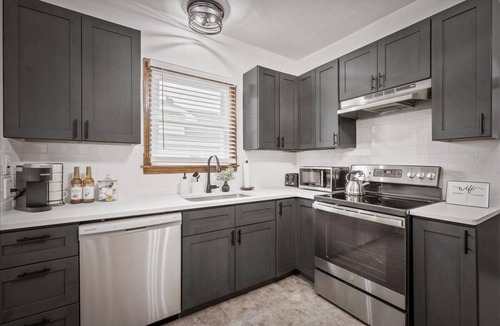 Grove City House | She's a Brickhouse on Broadway!