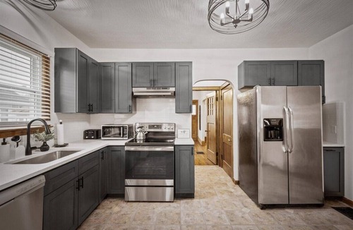 Grove City House | She's a Brickhouse on Broadway!