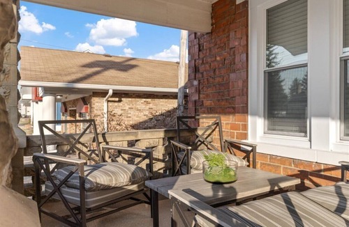 Grove City House | She's a Brickhouse on Broadway!