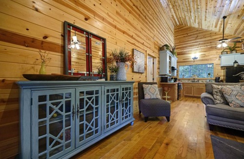 Broken Bow Cabin | Shear Comfort|Farmhouse Style|Honeymoon Cabin