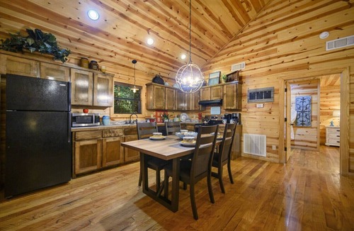 Broken Bow Cabin | Shear Pleasure|Romantic|Farmhouse Style