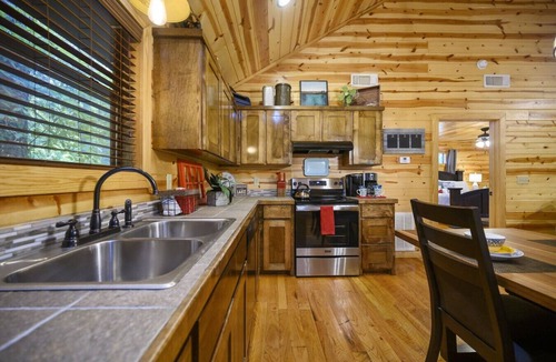 Broken Bow Cabin | Shear Pleasure|Romantic|Farmhouse Style