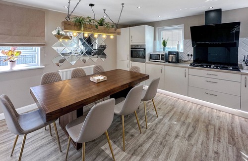 Catcliffe House | Sheffield Charming Detached 4bd Home