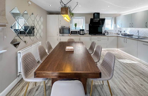 Catcliffe House | Sheffield Charming Detached 4bd Home