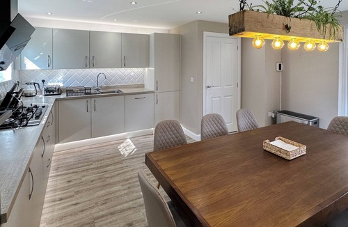 Catcliffe House | Sheffield Charming Detached 4bd Home