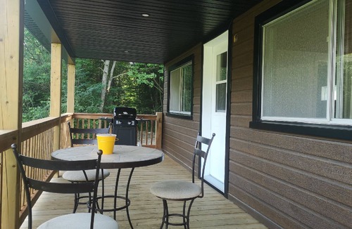 Frampton Ski Chalet | Sheira Shack: riverside, campfire, Wi-Fi, AC, BBQ, for 2, pets welcome!