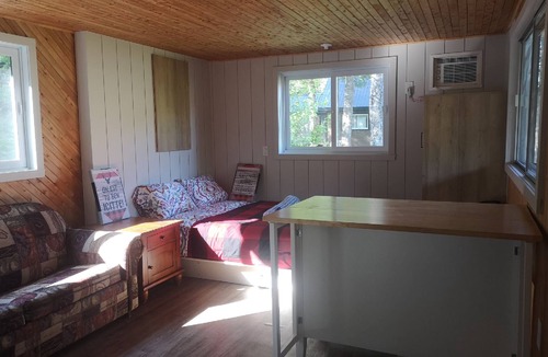 Frampton Ski Chalet | Sheira Shack: riverside, campfire, Wi-Fi, AC, BBQ, for 2, pets welcome!
