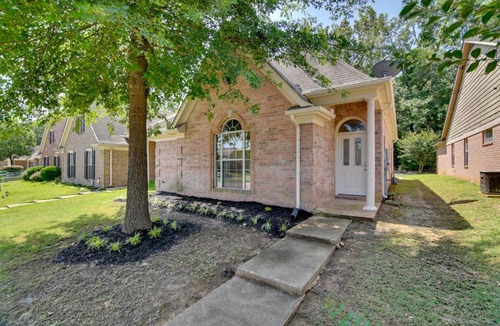 Cordova House | Shelby Farms Greenline Access: Modern Cordova Home