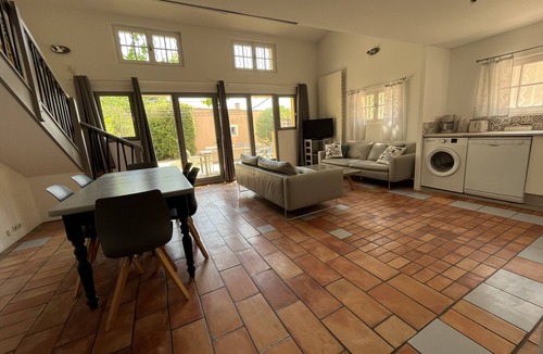 Saint-Quentin-la-Poterie Apartment | Shelby - Gîte Atypique 6 Personnes à 5mn D'uzès Style Loft Ambiance Automobile
