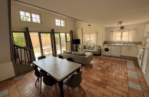 Saint-Quentin-la-Poterie Apartment | Shelby - Gîte Atypique 6 Personnes à 5mn D'uzès Style Loft Ambiance Automobile