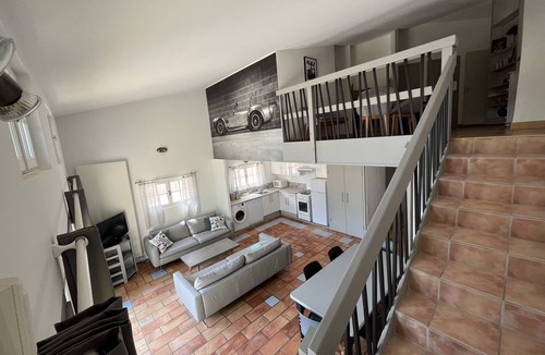 Saint-Quentin-la-Poterie Apartment | Shelby - Gîte Atypique 6 Personnes à 5mn D'uzès Style Loft Ambiance Automobile