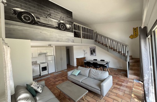 Saint-Quentin-la-Poterie Apartment | Shelby - Gîte Atypique 6 Personnes à 5mn D'uzès Style Loft Ambiance Automobile