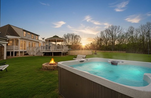 Shelbyville House | Shelby Stop on Bourbon Trail- HOT TUB and Pool. Pool is now Open
